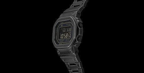 Черный браслет жестко крепится к корпусу часов G-SHOCK GMW-B5000V-1ER обеспечивая прочность и надежность.