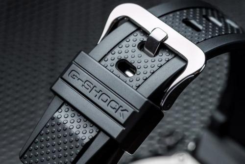 На полимерный держатель текстурированного ремешка часов CASIO GST-B100-1AER нанесен логотип G-SHOCK.