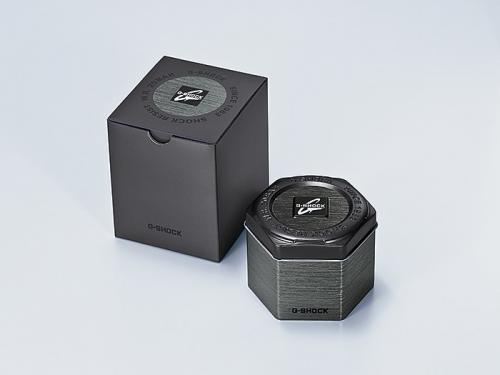 Мужские часы CASIO GST-B100B-1A4ER комплектуются металлической коробкой серого цвета с логотипом G-SHOCK.