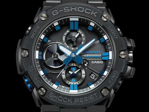 Синий логотип компании «Blue Note Records» нанесен на черный циферблат часов CASIO G-SHOCK GST-B100BNR-1AER.