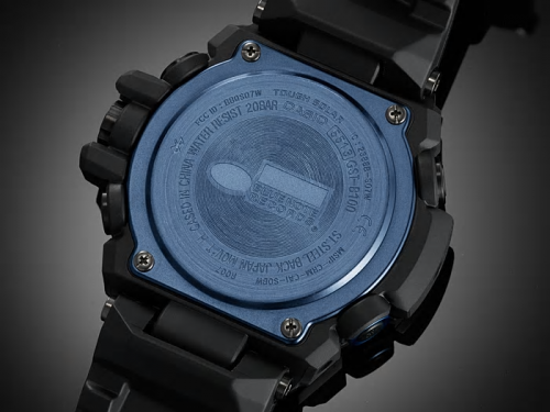 На синей задней крышке часов G-SHOCK GST-B100BNR-1AER выгравирована виниловая пластинка с логотипом Blue Note Records.