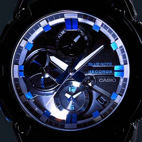 Подсветка аналогового дисплея часов CASIO G-SHOCK GST-B100BNR-1AER осуществляется с помощью светодиода.