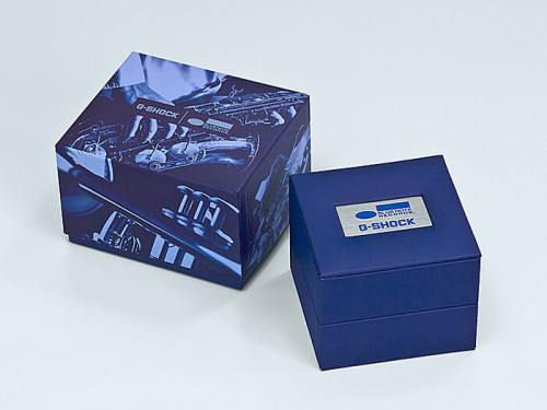 Часы CASIO G-SHOCK «Blue Note Records» GST-B100BNR-1AER комплектуются коробкой синего цвета с принтами в стиле джаз.