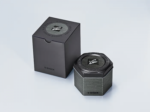 Мужские часы CASIO GST-B100D-2AER комплектуются металлической коробкой серого цвета с логотипом G-SHOCK.