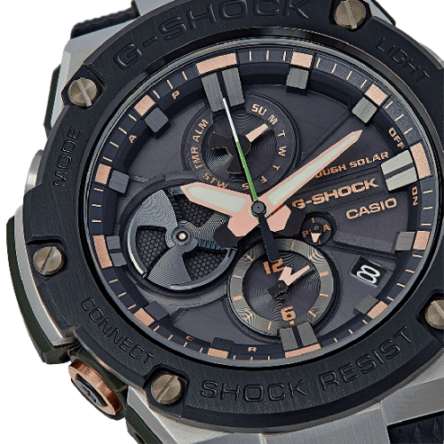 Легко читаемый серый циферблат часов G-SHOCK GST-B100GA-1AER с объемными IP rose gold индексами, индикаторами и стрелками.