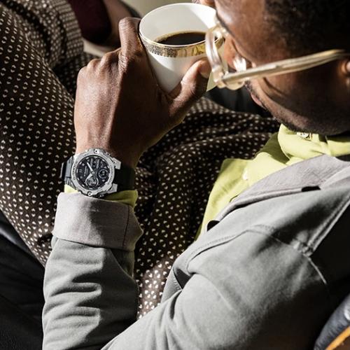 Новые технологии стильных часов G-SHOCK GST-B400-1AER  могут дополнить винтажные атрибуты неординарной личности.