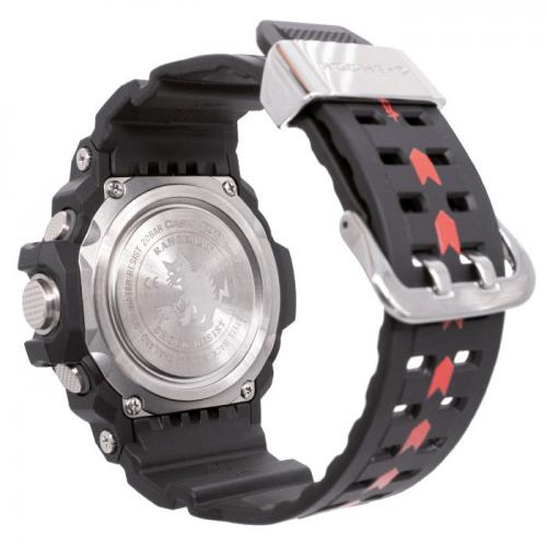 По всей длине полимерного ремешка часов G-SHOCK GW-9400BSPP-1ER нанесен принт красной аварийной полосы BSPP.