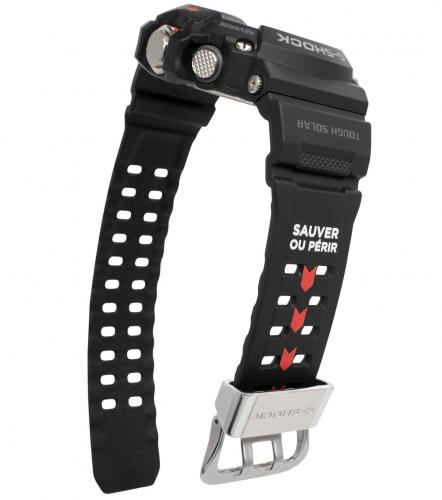 На верхней части черного ремешка часов G-SHOCK GW-9400BSPP-1ER размещен девиз «Sauver ou périr» (спасти или погибнуть).