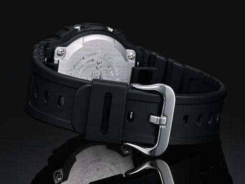 Застежка полимерного ремешка часов CASIO G-SHOCK GW-B5600-2ER выполнена из нержавеющей стали.