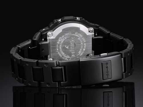 Композитный браслет часов G-SHOCK GW-B5600BC-1ER выполнен из полимера и металла с предохранительной защелкой.