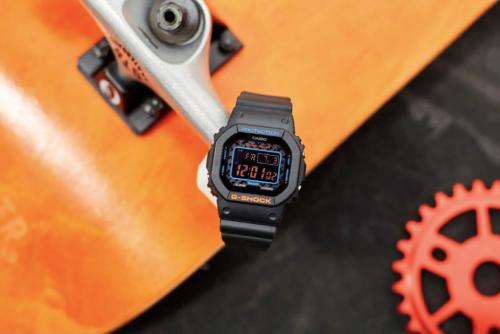 Классический прямоугольный CASIO G-SHOCK GW-B5600CT-1ER с монохромным цифровым камуфляжем на дисплее часов.