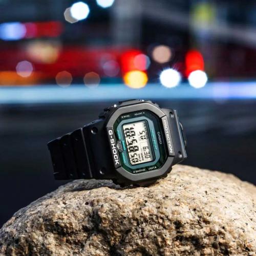 Прямоугольная форма часов G-SHOCK GW-B5600MG-1ER разработана для обеспечения наилучших характеристик противоударности.