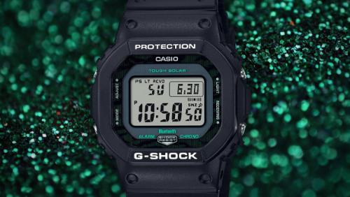 Зеленые акценты черных часов G-SHOCK GW-B5600MG-1ER символизируют милитари стиль, популярный в молодежной среде.