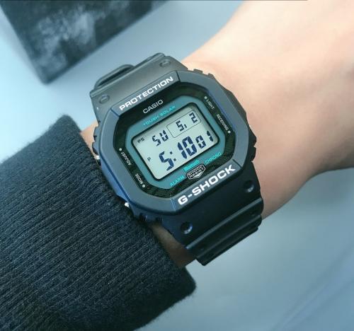 Зеленый принт часов G-SHOCK GW-B5600MG-1ER создает эффект маскировки, скрывая внутренный мир за нейтральным фасадом.