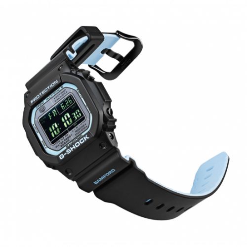 Часы G-SHOCK GW-M5610BWD20-1ER имеют двухслойный черный полимерный ремешок с голубой внутренней стороной.