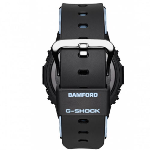 Логотипы сотрудничества «G-SHOCK & Bamford London» нанесены на держателе ремешка часов CASIO GW-M5610BWD20-1ER.