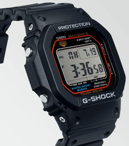 В часах G-SHOCK GW-M5610U-1ER встроены технологии солнечного питания Tough Solar и радиосинхронизации времени WAVE CEPTOR.