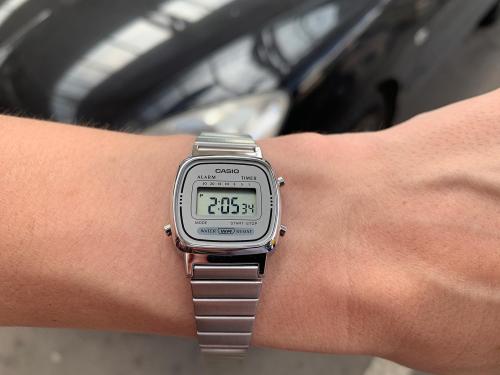 Небольшие женские часы CASIO LA670WEA-7EF аккуратно облегают запястье благодаря регулируемой застежке стального браслета.