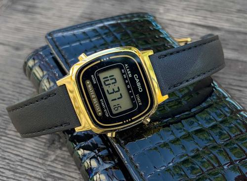 Модные женские часы CASIO LA670WEGL-1EF ярко-желтого цвета эффектно сочетаются со строгим черным ремешком.