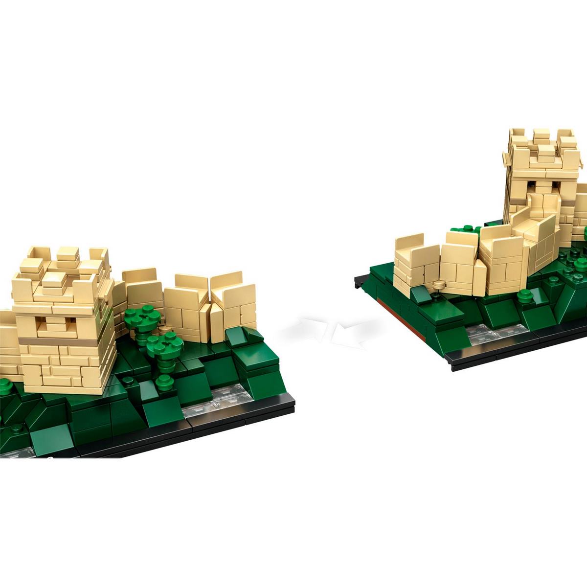 Эта детализированная интерпретация LEGO Architecture (21041) изображает две башни, соединенные извилистым участком стены на вершине горного ландшафта.