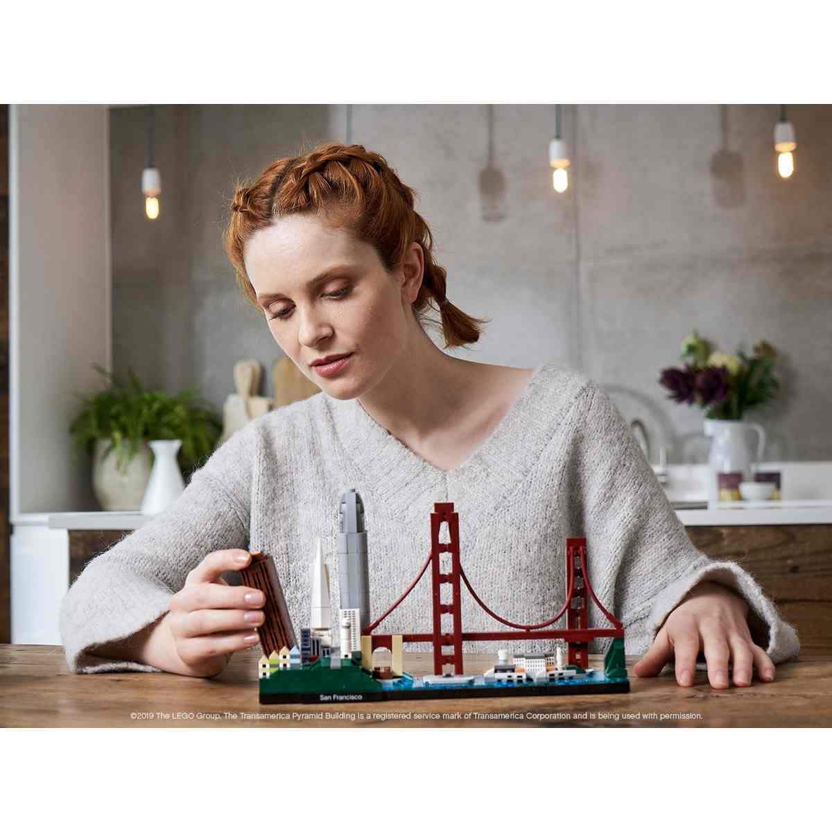 Прилагаемый буклет к набору LEGO® Architecture (21043) Skylines содержит исторические факты о Сан-Франциско и его архитектурном наследии.