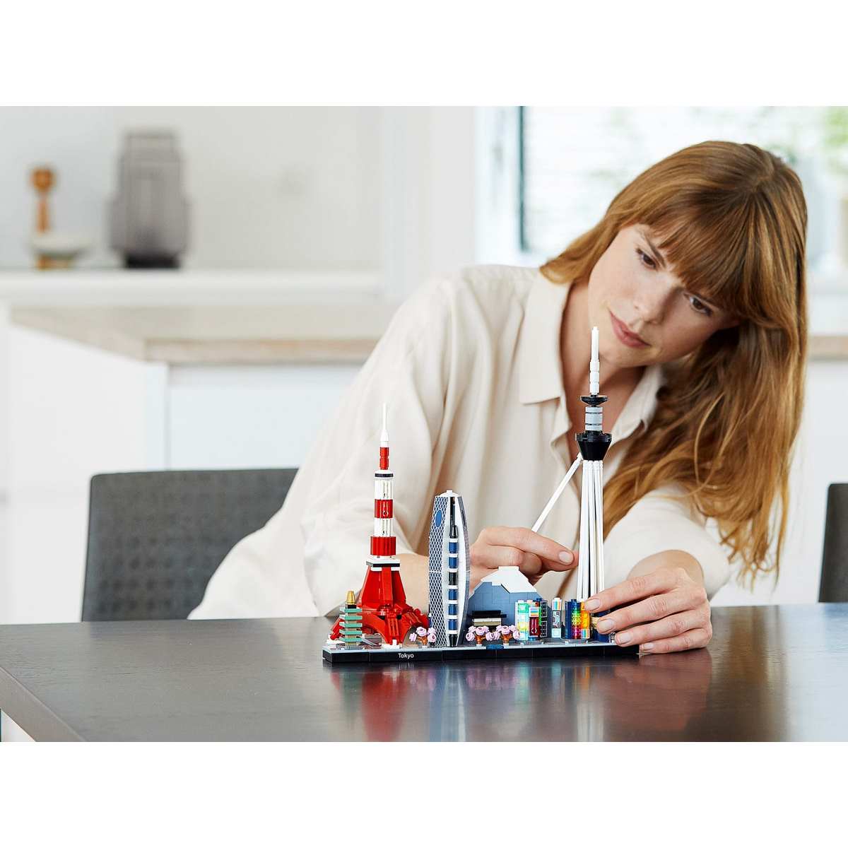 Набор LEGO® Architecture Токио (21051) состоит из копий легендарных зданий и достопримечательностей, демонстрируя любовь к этому полному жизни городу.