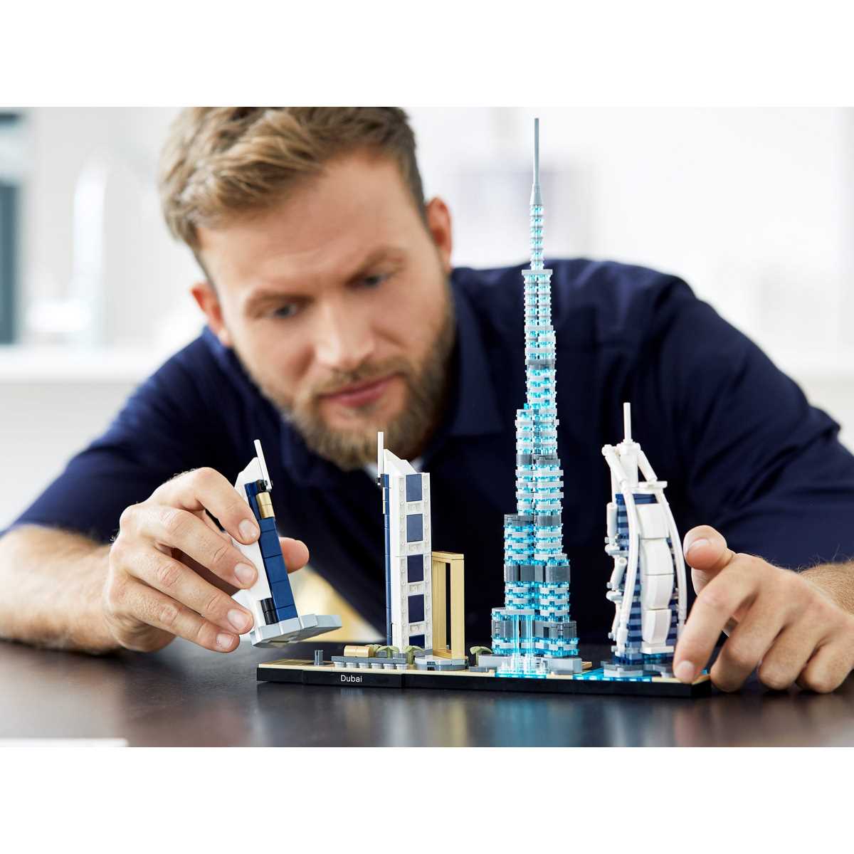 Детально проработанные модели легендарных зданий из набора LEGO® 21052 станут великолепным сувениром для всех поклонников города Дубай.