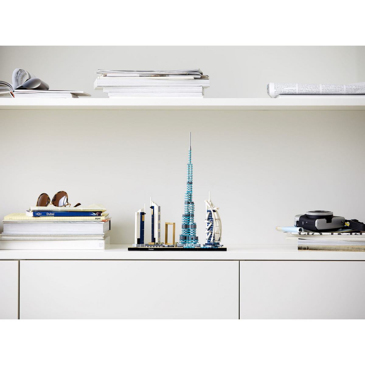 Эта компактная панорама LEGO® Architecture Дубай (21052) не занимает много места, её размеры — 33 см в высоту, 27 см в ширину и 7 см в длину.