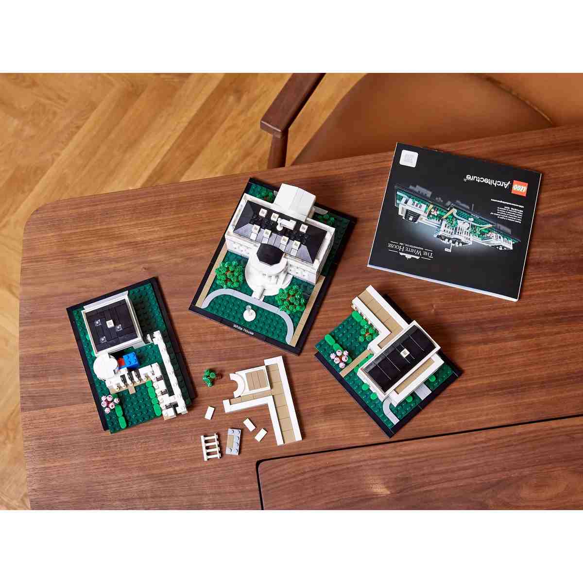 Для подробного изучения Белого дома модель LEGO Architecture (21054) разделяется на колоннады, Восточное и Западное крылья с прилегающими к ним садами и фонтаном.