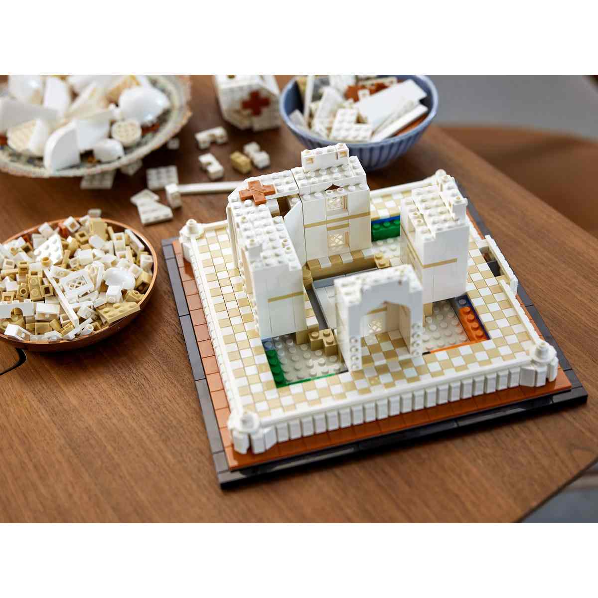 В набор LEGO® Taj Mahal (21056) входит пошаговое руководство и буклет, рассказывающий историю Тадж-Махала.