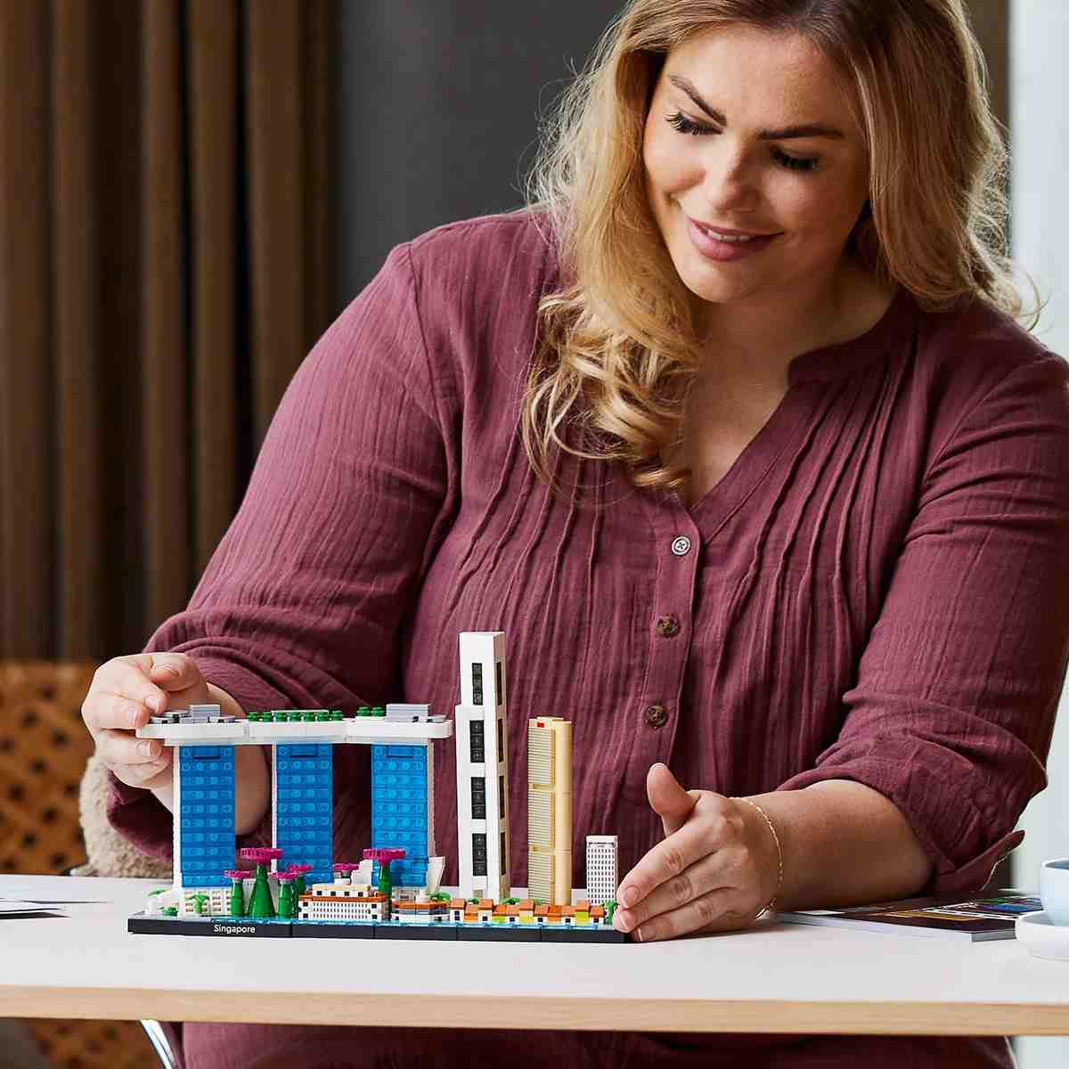 Вспоминайте волшебные моменты в Сингапуре собирая детальную модель LEGO® Architecture Сингапур (21057) для демонстрации.
