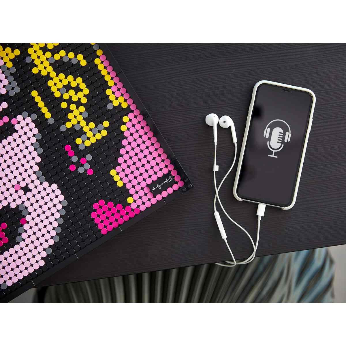 Творческий набор LEGO® Art Andy Warhol's Marilyn Monroe (31197) предлагает увлекательный проект LEGO®, включая в себя уникальную аудиозапись.