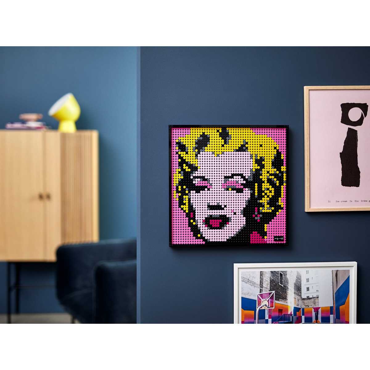 Вы отлично проведёте время, конструируя модель LEGO® Art Andy Warhol's Marilyn Monroe (31197), а затем сможете повесить готовую работу на стену.