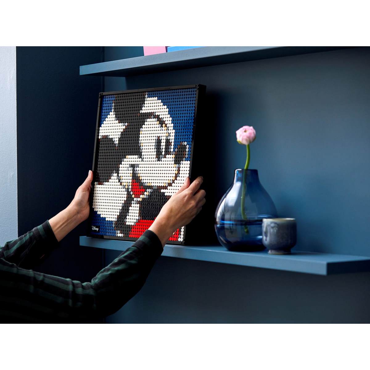 Набор LEGO® Art Disney's Mickey Mouse (31202) будет прекрасно смотреться на стене или на полке в офисе или дома.