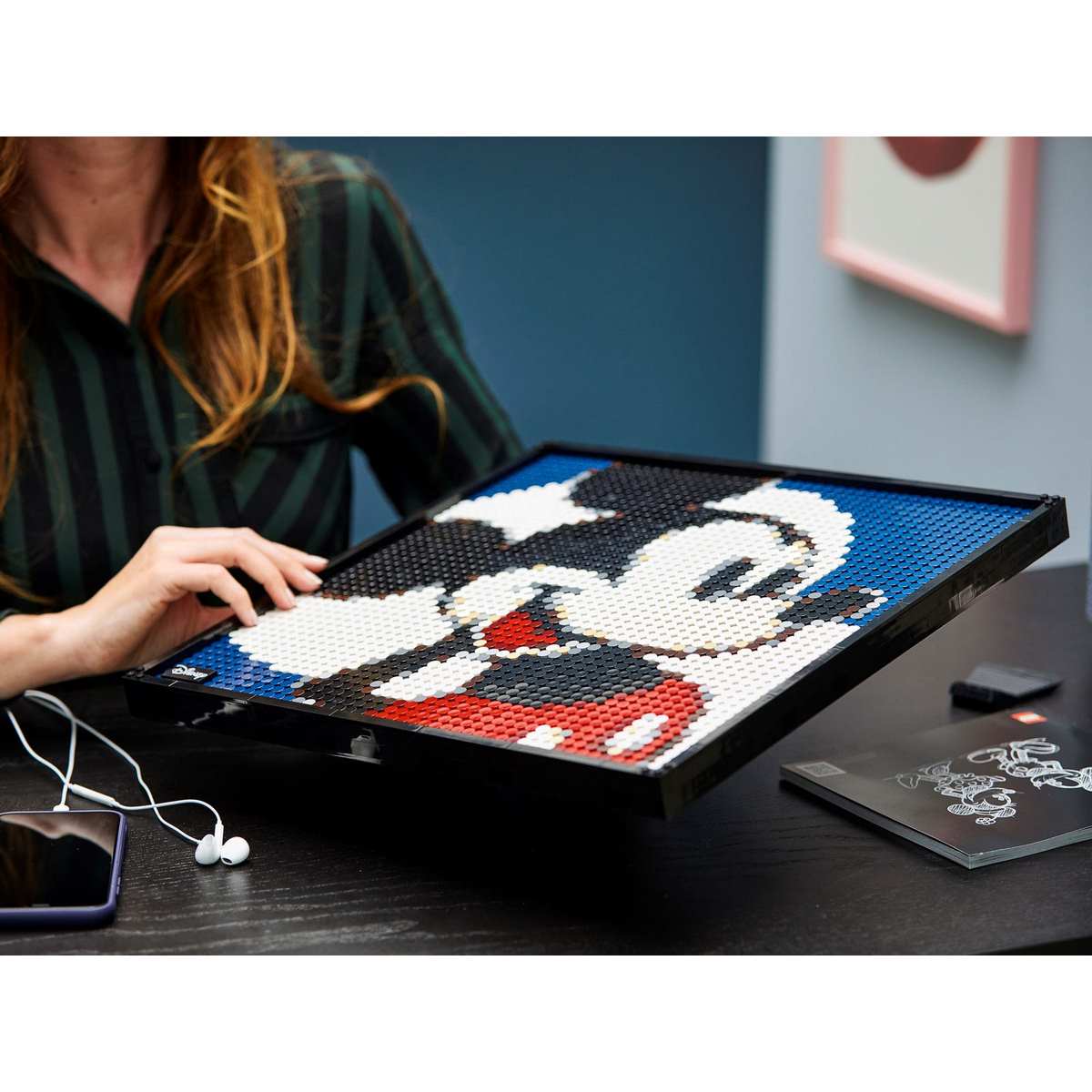 Набор LEGO® Art Disney's Mickey Mouse (31202) позволяет расслабиться и восстановить энергию, выражая любовь к Микки Маус через искусство.