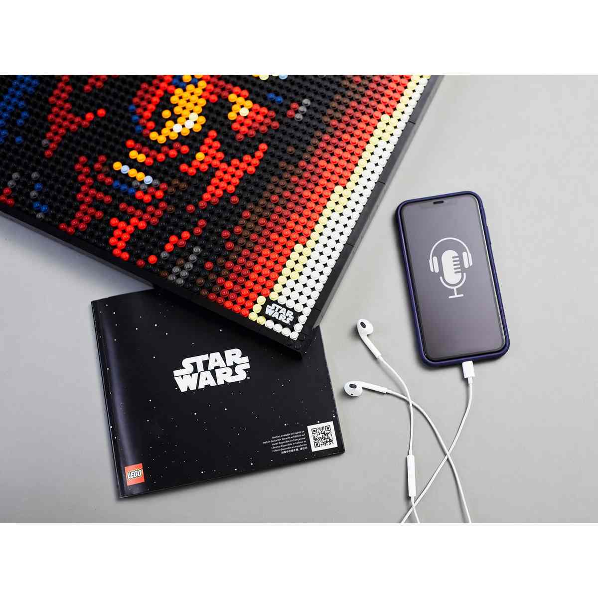 Благодаря входящей в набор LEGO® Art The Sith™ (31200) аудиозаписи вы сможете послушать забавные истории и интервью о фильме «Звёздные войны».