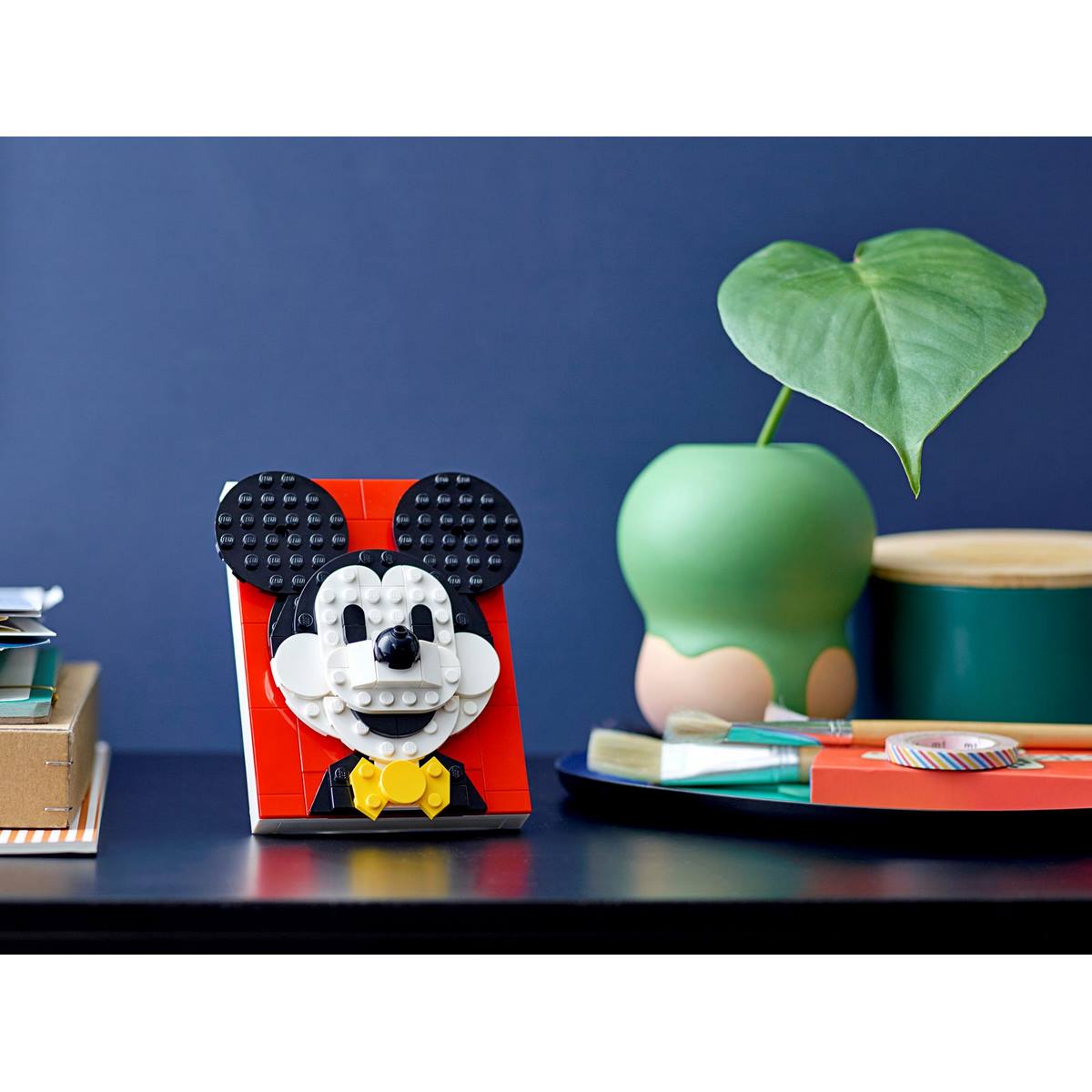 Портрет легендарного персонажа Микии Мауса LEGO® Brick Sketches™ Disney (40456) займет достойное место на столе вашего ребенка.