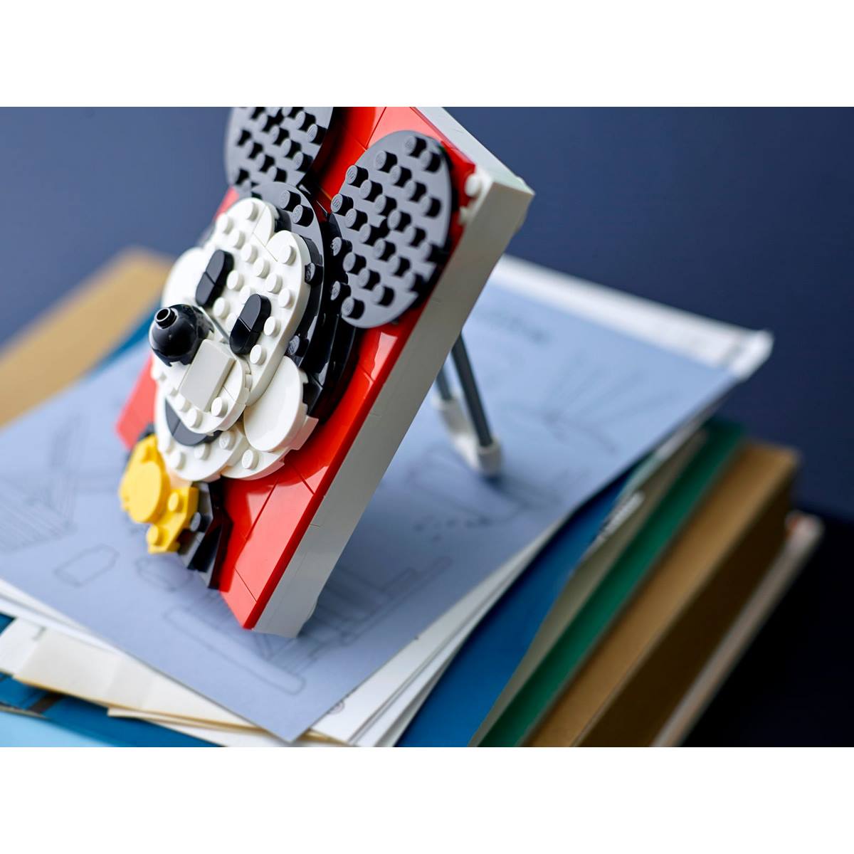Потрясающий набор LEGO® Brick Sketches™ Disney Микки Маус (40456) включает в себя 118 деталей и предназначен для детей от 8 лет.