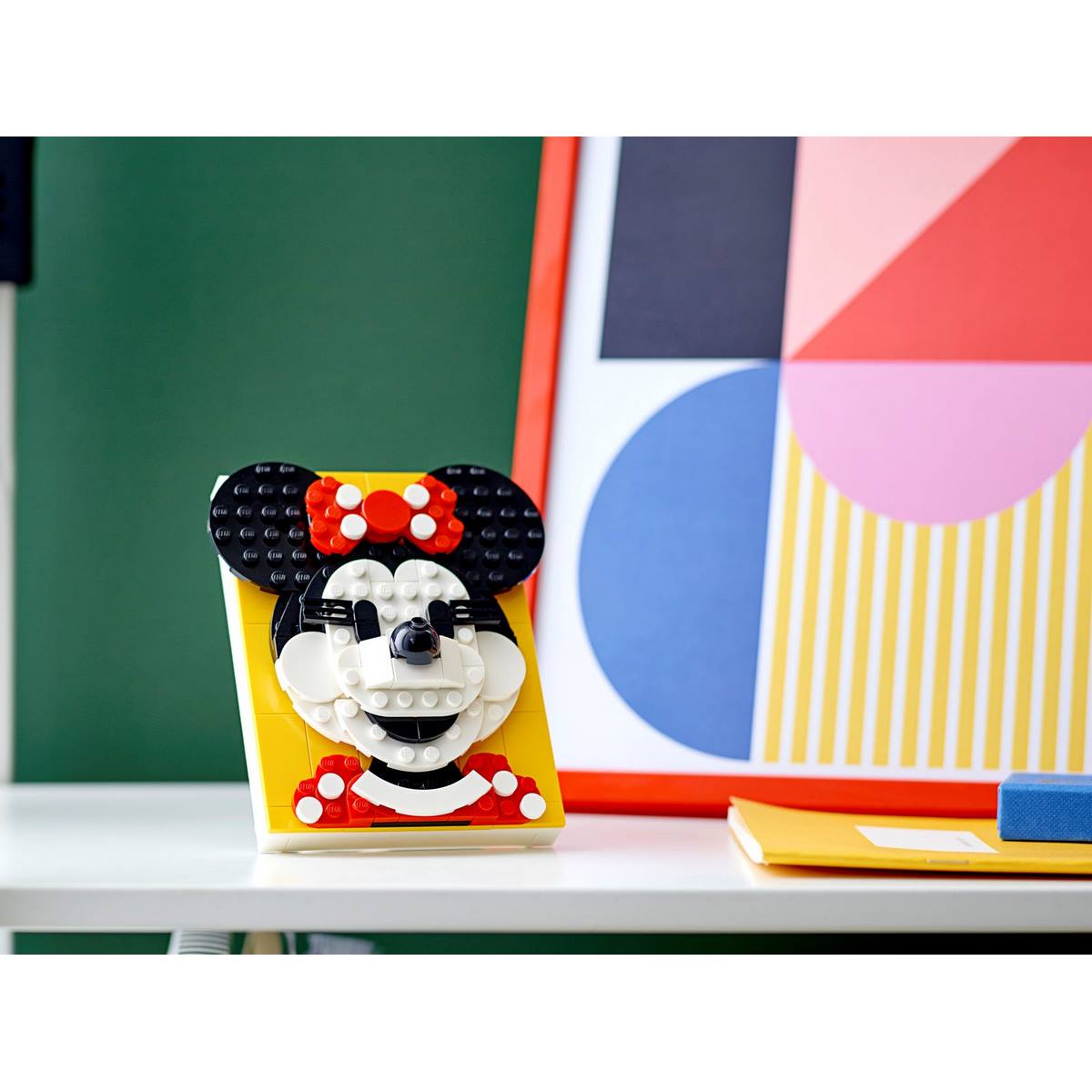 Портрет персонажа Минни Маус LEGO® Brick Sketches™ Disney Minnie Mouse (40457) выполнен с игривым красным бантиком из 140 деталей.