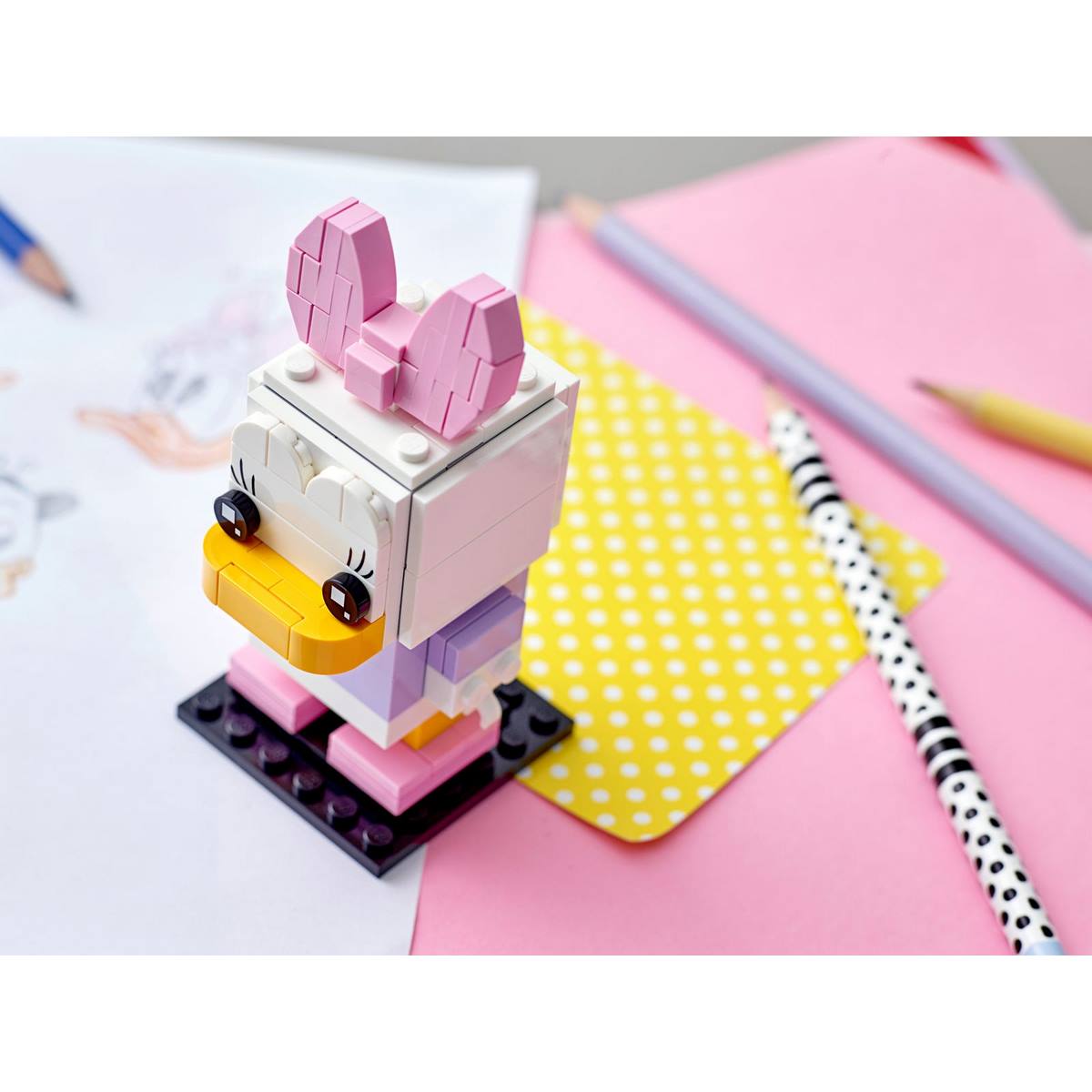 Персонаж Дейзи Дак LEGO® BrickHeadz™ 40476 готова завоевать мир или просто поболтать со своим старинным ухажером Дональдом Даком.