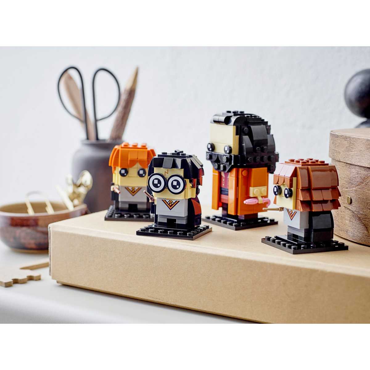 Персонаж Гарри Поттер из набора LEGO® BrickHeadz™ Harry, Hermione, Ron & Hagrid™ (40495) выполнен в очках и со шрамом в форме молнии на лбу.