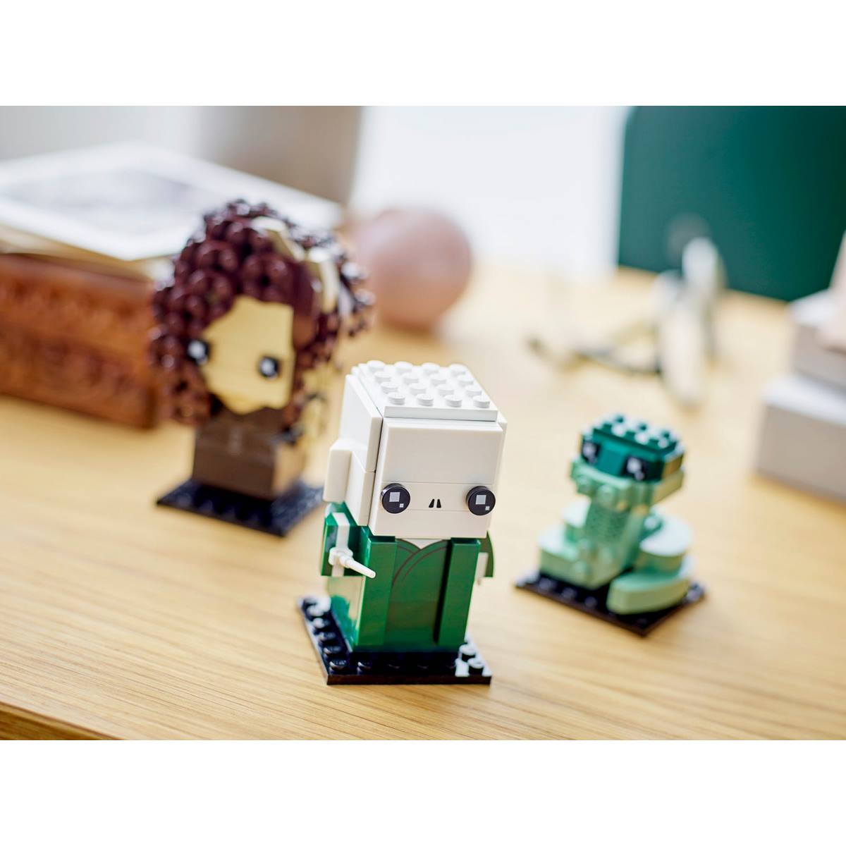 Гротескный персонаж Лорд Волан-де-Морт из набора LEGO® BrickHeadz™ Harry Potter™ (40496) выполнен с бледной кожей, без волос и губ.