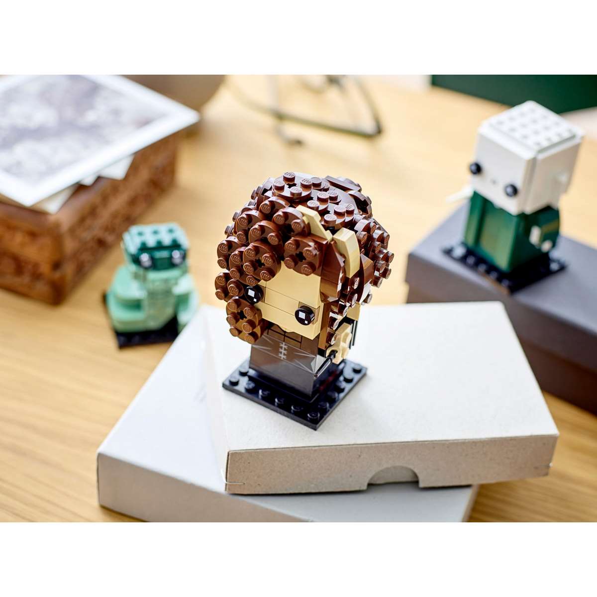 Персонаж Беллатрикс Лестрейндж из набора LEGO® BrickHeadz™ Harry Potter™ (40496) выполнена с восхитительными длинными вьющимися локонами.