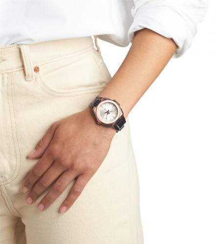 Яркие и привлекающие внимание часы CASIO LWA-300HRG-5EVEF ориентированы на  раскованных и эпатажных модниц.