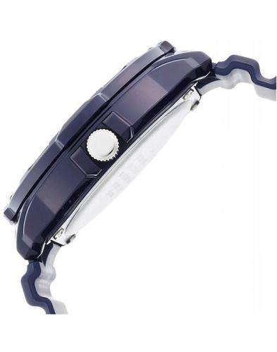 Рифленый вращающийся безель наручных часов CASIO MRW-200HC-2BVEF синего цвета получил желтую минутную разметку.