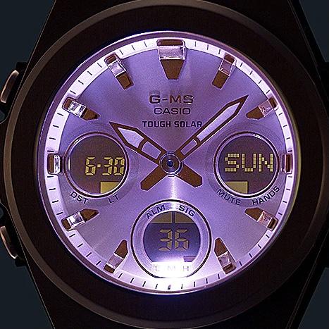 Сверхяркая автоматическая подсветка циферблата часов BABY-G MSG-S600G-1AER осуществляется мощным светодиодом.