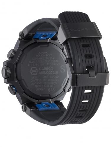 Черный полимерный ремень часов G-SHOCK MTG-B2000B-1A2ER крепится классическим штифтом с двумя фиксирующими винтами.