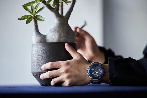 Карбоново-стальные часы G-SHOCK MTG-B2000B-1A2ER оснащены технологией солнечного питания с энергосбережением.