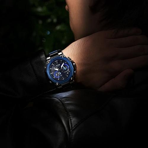 Мужские часы G-SHOCK MTG-B2000B-1A2ER можно сочетать с различными образами, при этом выглядеть стильно и уместно.