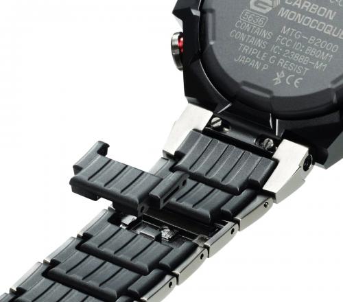 Композитный браслет часов G-SHOCK MTG-B2000BD-1A4ER состоит из стальных звеньев и внутренних полимерных вставок.